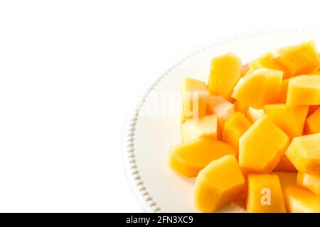 Melon en tranches, cantaloup en disque blanc sur fond blanc Banque D'Images