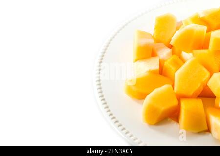 Melon en tranches, cantaloup en disque blanc sur fond blanc Banque D'Images