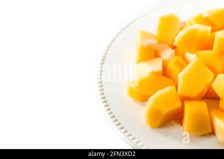 Melon en tranches, cantaloup en disque blanc sur fond blanc Banque D'Images