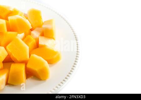 Melon en tranches, cantaloup en disque blanc sur fond blanc Banque D'Images