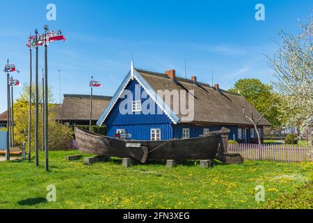 Musée ethnographique des pêcheurs. Belle ancienne maison traditionnelle lituanienne en bois bleu de l'Spit de Curonian dans le village de pêcheurs de Nida, Lituanie Banque D'Images