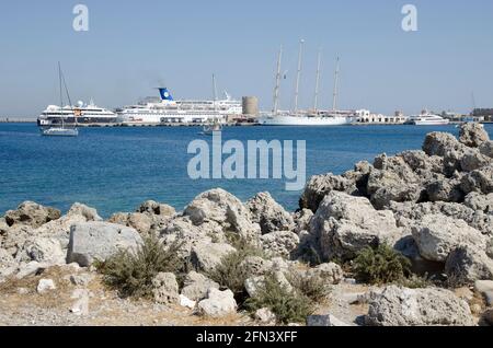 Bateaux de croisière Mandraki Harbour Rhodes Banque D'Images