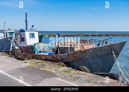 Vieux bateau de pêcheurs rouillé abandonné dans le port Banque D'Images