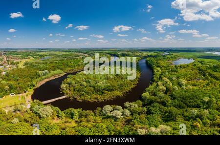 Arrière-plan de la rivière Tisza en Hongrie. Incroyable photo panoramique aérienne sur une zone naturelle célèbre à proximité de la ville de Kecskemet à côté du village de Toserdo. Banque D'Images