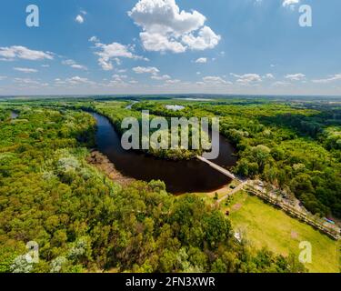 Arrière-plan de la rivière Tisza en Hongrie. Incroyable photo panoramique aérienne sur une zone naturelle célèbre à proximité de la ville de Kecskemet à côté du village de Toserdo. Banque D'Images