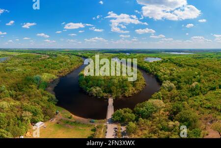 Arrière-plan de la rivière Tisza en Hongrie. Incroyable photo panoramique aérienne sur une zone naturelle célèbre à proximité de la ville de Kecskemet à côté du village de Toserdo. Banque D'Images