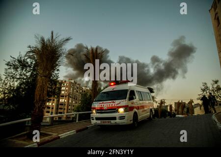 Gaza, Palestine. Mai 13 2021 : Palestine. 13 mai 2021. Une ambulance se précipite à l'hôpital après une frappe aérienne israélienne dans la ville de Gaza. En réponse à des jours de violents affrontements entre les forces de sécurité israéliennes et les Palestiniens à Jérusalem, diverses factions palestiniennes ont lancé des attaques à la roquette à Gaza depuis mai 10, tuant au moins sept Israéliens. Crédit: Un crédit: Abaca Press/Alay Live News Banque D'Images