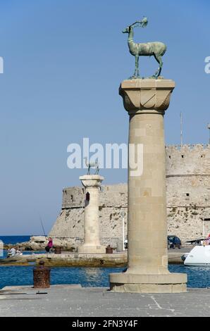 Sculpture de cerf entrée du port de Mandraki Rhodes Banque D'Images