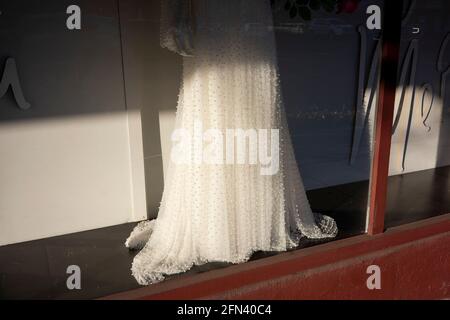 Exposition de fenêtres vue dans une boutique de mariage dans le centre-ville de Lake Oswego, Oregon, le jeudi 11 mars 2021. La crise de la COVID a inspiré ce qui semble être une vague... Banque D'Images