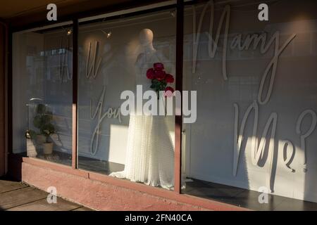 Exposition de fenêtres vue dans une boutique de mariage dans le centre-ville de Lake Oswego, Oregon, le jeudi 11 mars 2021. La crise de la COVID a inspiré ce qui semble être une vague... Banque D'Images