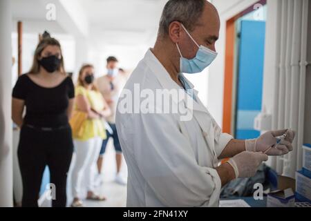 Milos, Grèce. 13 mai 2021. Un médecin prépare une dose du vaccin Pfizer-BioNTech contre Covid-19 au centre de vaccination. Sur l'île de Milos, par exemple, et d'autres îlots grecs, des taux de vaccination allant jusqu'à 90 pour cent pourraient être atteints dans les semaines à venir - notamment parce que les gens vivent du tourisme, Credit: Socrates Baltagiannis/dpa/Alamy Live News Banque D'Images