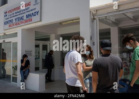 Milos, Grèce. 13 mai 2021. Les gens attendent à l'extérieur du centre de vaccination pour être vaccinés contre le coronavirus avec le vaccin BioNTech de Pfizer. Sur l'île de Milos, par exemple, et sur d'autres îles grecques, des taux de vaccination allant jusqu'à 90 pour cent pourraient être atteints dans les semaines à venir - notamment parce que les gens vivent du tourisme. Credit: Socrates Baltagiannis/dpa/Alay Live News Banque D'Images