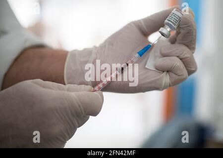 Milos, Grèce. 13 mai 2021. Un médecin prépare une dose du vaccin Pfizer-BioNTech au centre de vaccination. Sur l'île de Milos, par exemple, et sur d'autres îles grecques, des taux de vaccination allant jusqu'à 90 pour cent pourraient être atteints dans les semaines à venir - notamment parce que les gens vivent du tourisme. Credit: Socrates Baltagiannis/dpa/Alay Live News Banque D'Images