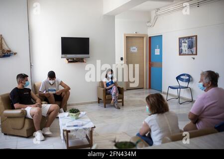 Milos, Grèce. 13 mai 2021. Les habitants de l'île de la mer Égée attendent au centre de vaccination après avoir reçu une dose du vaccin Pfizer-BioNTech contre le coronavirus. Sur l'île de Milos, par exemple, et sur d'autres îlots grecs, des taux de vaccination allant jusqu'à 90 pour cent pourraient être atteints dans les semaines à venir - notamment parce que les gens vivent du tourisme. Credit: Socrates Baltagiannis/dpa/Alay Live News Banque D'Images