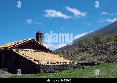 Architecture en Sicile maison en pierre avec toit en tuiles et imperméable chambre (une citerne) conçu pour capturer et stocker l'eau de pluie et la fonte de la neige Parc Etna Banque D'Images