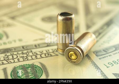 Balle et dollars sur le fond, crime et mafia, le concept d'argent sanglant, photo de corruption Banque D'Images