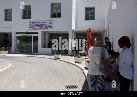 Milos, Grèce. 13 mai 2021. Les gens attendent à l'extérieur du centre de vaccination pour être vaccinés contre le coronavirus avec le vaccin BioNTech de Pfizer. Sur l'île de Milos, par exemple, et sur d'autres îles grecques, des taux de vaccination allant jusqu'à 90 pour cent pourraient être atteints dans les semaines à venir - notamment parce que les gens vivent du tourisme. Credit: Socrates Baltagiannis/dpa/Alay Live News Banque D'Images