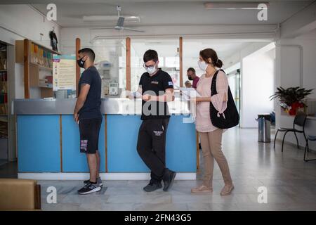 Milos, Grèce. 13 mai 2021. Les gens attendent d'être vaccinés contre le coronavirus avec le vaccin Pfizer BioNTech au centre de vaccination. Sur l'île de Milos, par exemple, et sur d'autres îlots grecs, des taux de vaccination allant jusqu'à 90 pour cent pourraient être atteints dans les semaines à venir - notamment parce que les gens vivent du tourisme. Credit: Socrates Baltagiannis/dpa/Alay Live News Banque D'Images