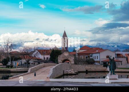 Pont sur le canal et entrée à la ville historique de Nin, Croatie Banque D'Images