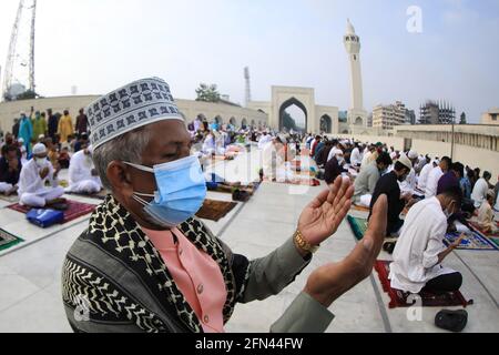 Dhaka, Bangladesh. 14 mai 2021. Les musulmans proposent des prières d'Eid-ul-Fitr à la mosquée nationale Baitul Mukarram de Dhaka. (Photo de MD Manik/SOPA Images/Sipa USA) crédit: SIPA USA/Alay Live News Banque D'Images