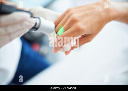 Salon de beauté client qui subit une procédure d'épilation Banque D'Images