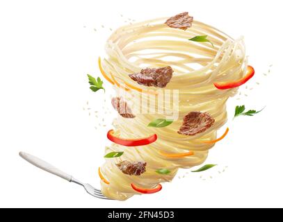 Nouilles aux légumes et à la viande sous forme de tornade. Fourchette avec nouilles, poivrons rouges, carottes, oignons et viande. Masque. Banque D'Images