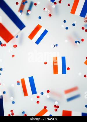 Anniversaire du roi des pays-Bas, jour de la libération. Drapeaux sur fond de brouillard. Le concept de liberté, de patriotisme et de mémoire. Unité nationale et solidarité Banque D'Images