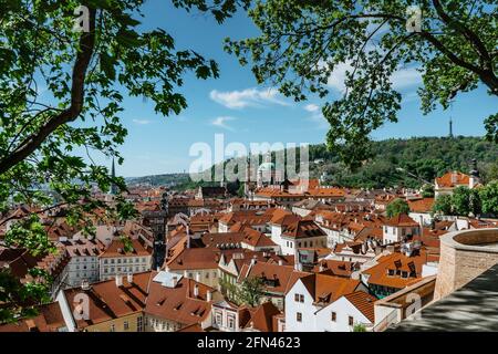 Paysage urbain européen incroyable.vue de printemps de la vieille ville avec des bâtiments historiques, toits rouges, St. Eglise de Nicolas, tour de Petrin à Prague, République Tchèque.Ensoleillé Banque D'Images