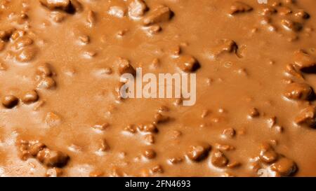 Gâteau suédois aux amandes et au chocolat, texture chocolat avec noix. Banque D'Images