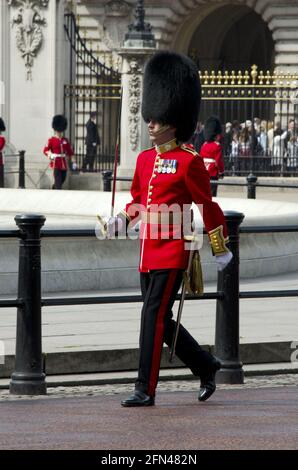 Un officier de garde irlandais avec Sword devant Buckingham Palace Trooping The Color Banque D'Images