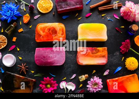 savon fait à la main, cosmétiques naturels et herbes sur fond noir Banque D'Images