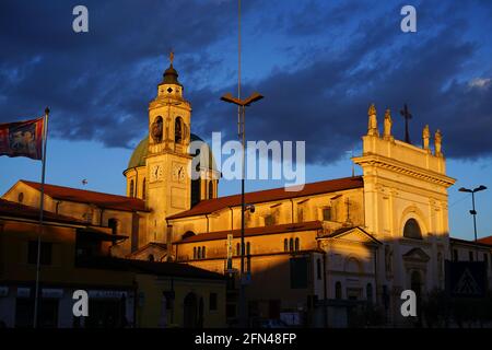 Église de San Giovanni Battista, l'église principale de la ville. Lieu de culte éclairé par le soleil couchant. Vie chrétienne en Vénétie. Banque D'Images