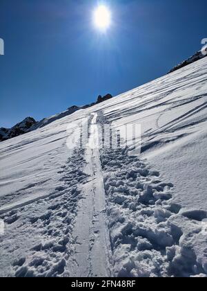 piste de ski sur le gemsfairenstock près de toedi et de la montagne clariden. Neige poudreuse dans les montagnes. Skimo Banque D'Images