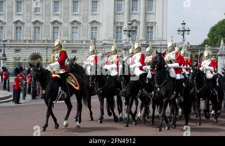 Un détachement de gardes de vie montés à l'extérieur de Buckingham Palace Trooping la couleur Banque D'Images