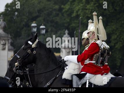 Des gardes de vie montés à l'extérieur de Buckingham Palace Trooping The Color Banque D'Images