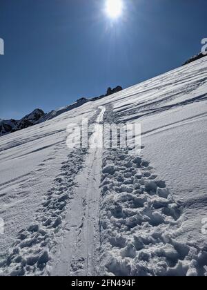 piste de ski dans un paysage d'hiver grandiose avec de hautes montagnes. Alpinisme dans les alpes suisses. Gemsfairenstock Banque D'Images