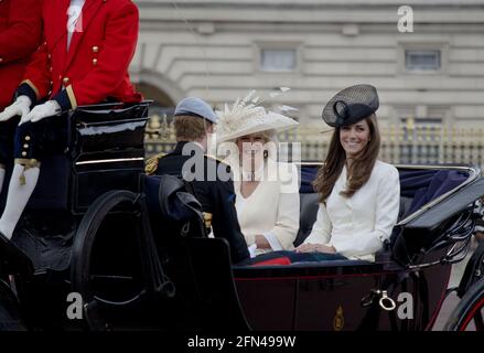 Kate Middleton Princesse de Galles Camilla Parker Bowles Prince Harry en Open Carriage à l'extérieur de Buckingham Palace Trooping la couleur Banque D'Images