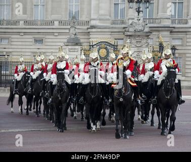 Un détachement monté de gardes de vie à l'extérieur de Buckingham Palace Trooping la couleur Banque D'Images