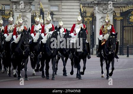 Un détachement monté de gardes de vie à l'extérieur de Buckingham Palace Trooping la couleur Banque D'Images