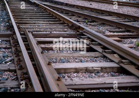 Helsinki / Finlande - 13 MAI 2021 : gros plan d'une voie de chemin de fer de style rétro avec traverses en bois. Banque D'Images