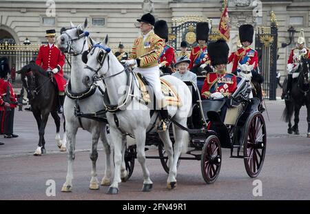 La reine Elizabeth II duc d'Édimbourg (uniforme militaire) en transport ouvert accompagné du prince Charles William et du prince Edward Duke de Kent Banque D'Images
