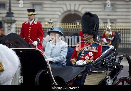 La reine Elizabeth II et le duc d'Édimbourg (en uniforme militaire) en Open Carriage devant le palais de Buckingham Trooping The Color Banque D'Images