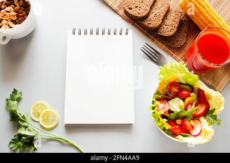 légumes et bloc-notes avec place pour le texte concept diète, alimentation Banque D'Images