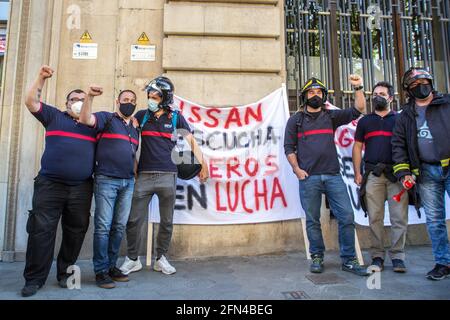 Barcelone, Catalogne, Espagne. 13 mai 2021. Les manifestants sont vus avec un écriteau.quelque 800 travailleurs du constructeur automobile japonais, Nissan, ont manifesté devant la délégation du gouvernement espagnol à Barcelone pour demander une alternative à la fermeture de l'usine de Barcelone de Nissan, Fournir également des solutions aux fournisseurs et aux entreprises sous-traitées et exiger la réindustrialisation des centres de travail concernés crédit: Thiago Prudencio/DAX/ZUMA Wire/Alay Live News Banque D'Images