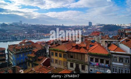 Vue panoramique sur une partie ancienne de Porto, Portugal. Toits rouges et anciens bâtiments Architecture de ville.