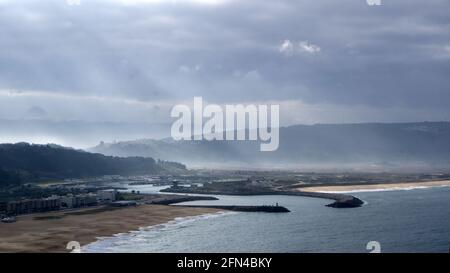 Plage de Nazarè, Portugal, vue de dessus. Magnifique plage portugaise par une journée nuageuse de printemps. Village de pêcheurs et pèlerinage religieux. Banque D'Images