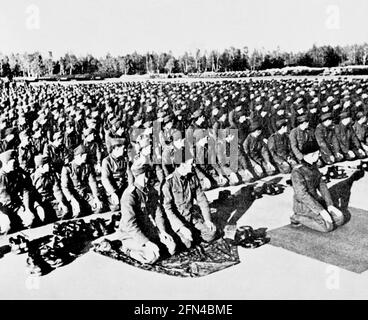 Événements, Seconde Guerre mondiale / Seconde Guerre mondiale, étrangers en service allemand, soldats bosniaques des Waffen-SS pendant leur prière du matin, USAGE ÉDITORIAL-SEULEMENT Banque D'Images