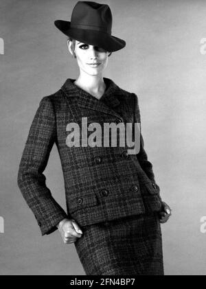 Mode, années 1970, mode pour femmes, mode jeune, modèle portant costume de ladie avec chapeau, DROITS-SUPPLÉMENTAIRES-DÉSTOCKAGE-INFO-NON-DISPONIBLE Banque D'Images