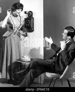 Personnes, couples, téléphone historique (1900) et téléphone moderne (années 1950), INFO-DROITS-SUPPLÉMENTAIRES-AUTORISATION-NON-DISPONIBLE Banque D'Images