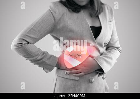 Illustration foie malade sur le corps de la femme contre fond gris, hépatite, concept avec les soins de santé et la médecine Banque D'Images